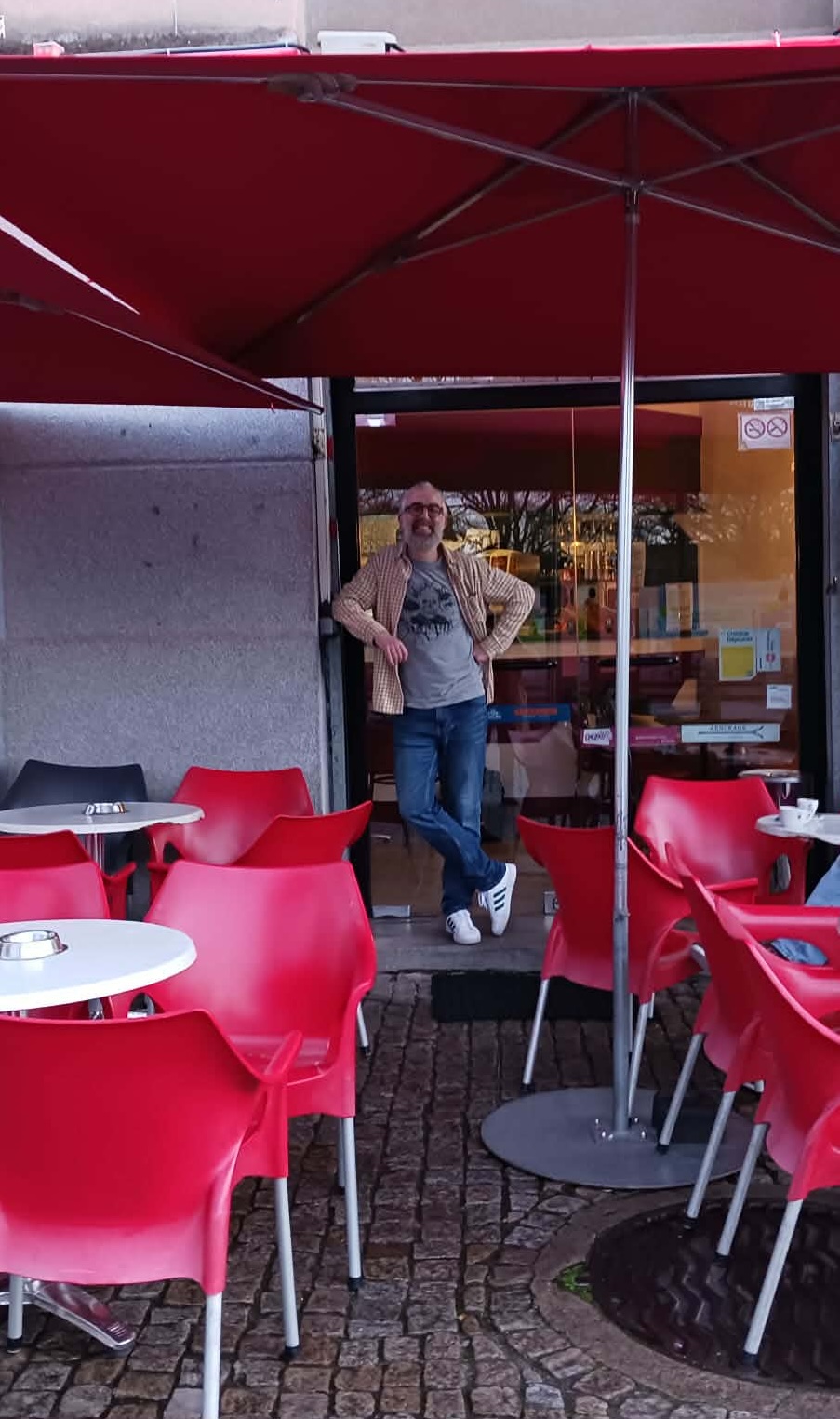 François, propriétaire du bar Le Wagon, souriant derrière le comptoir